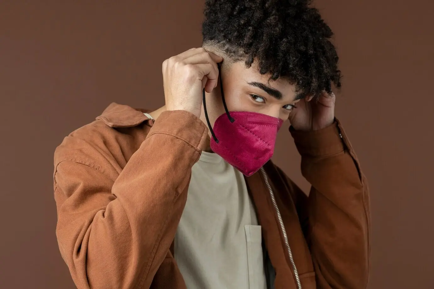 Junge erwachsene Person trägt eine Gesichtsmaske