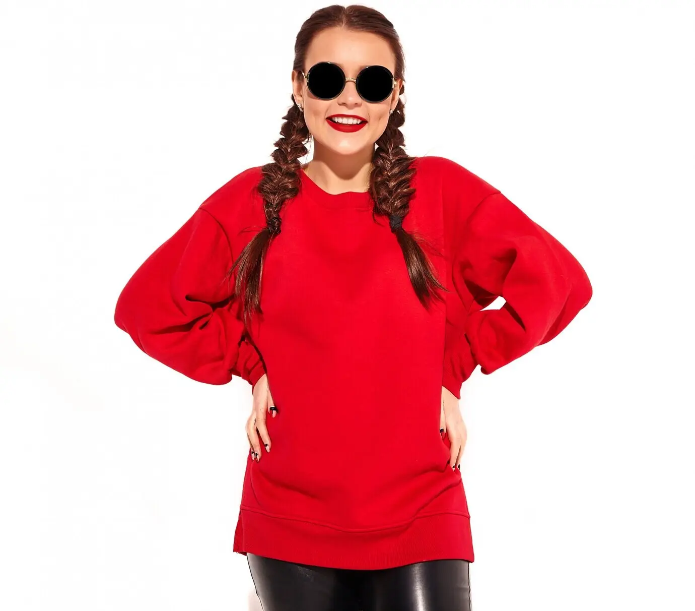 Porträt eines jungen, glücklichen, lächelnden weiblichen Models mit leuchtendem Make-up und bunten Lippen, mit zwei Zöpfen und Sonnenbrille, in roter Sommerkleidung, freigestellt.